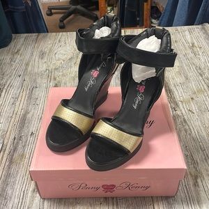NEW IN BOX Penny Loves Kenny 8.5 gold & black wedges